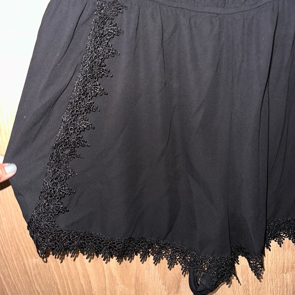 Beautiful romper with lace bottom - Picture 3 of 4